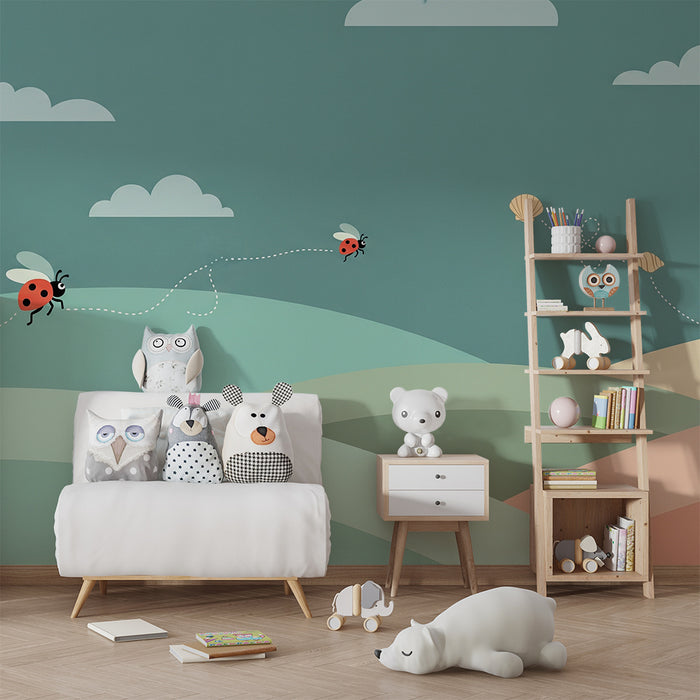 Papel de parede para quarto de bebé | Joaninhas e colinas pastel num céu sereno