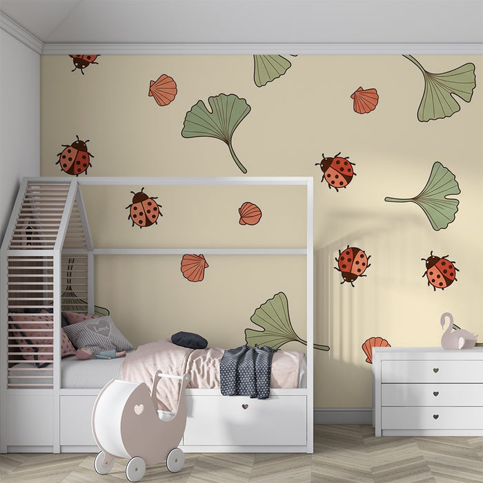 Barnrumspapper | Nyckelpigor och ginkgoblad på mjuk bakgrund