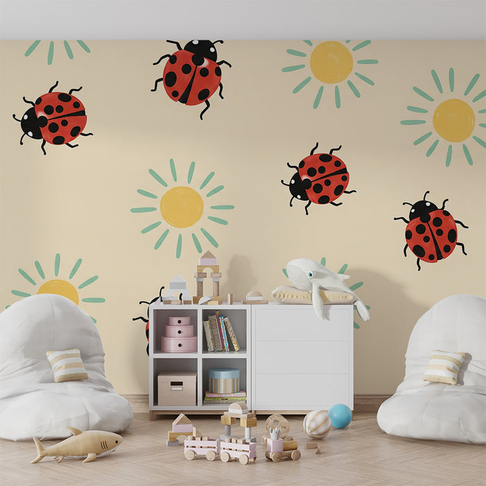 Papel de parede para quarto de bebé | Joaninhas e sóis sobre fundo suave