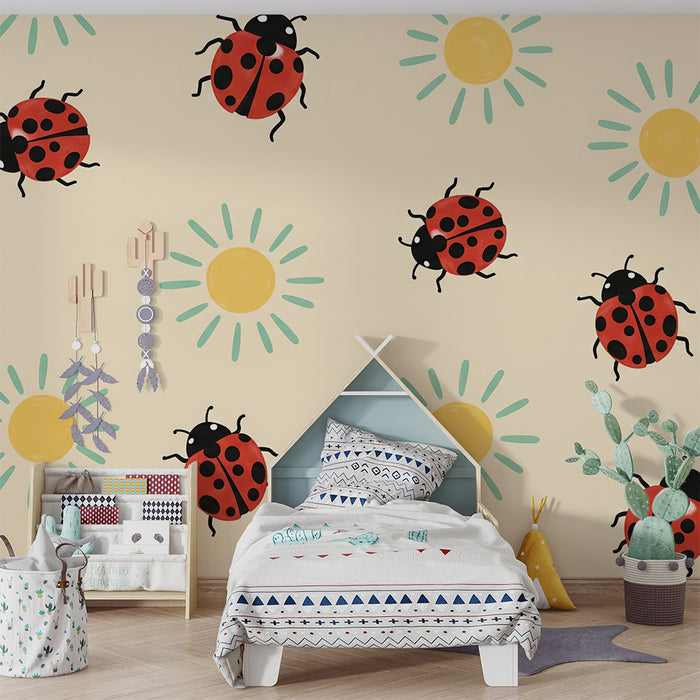Papel de parede para quarto de bebé | Joaninhas e sóis sobre fundo suave