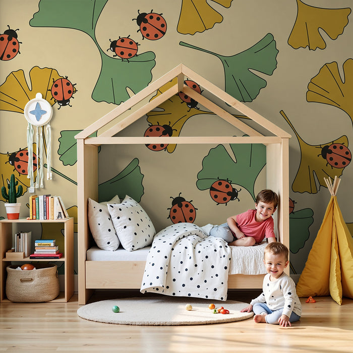 Behang kinderkamer | Vrolijke lieveheersbeestjes en ginkgoblaadjes op zachte achtergrond