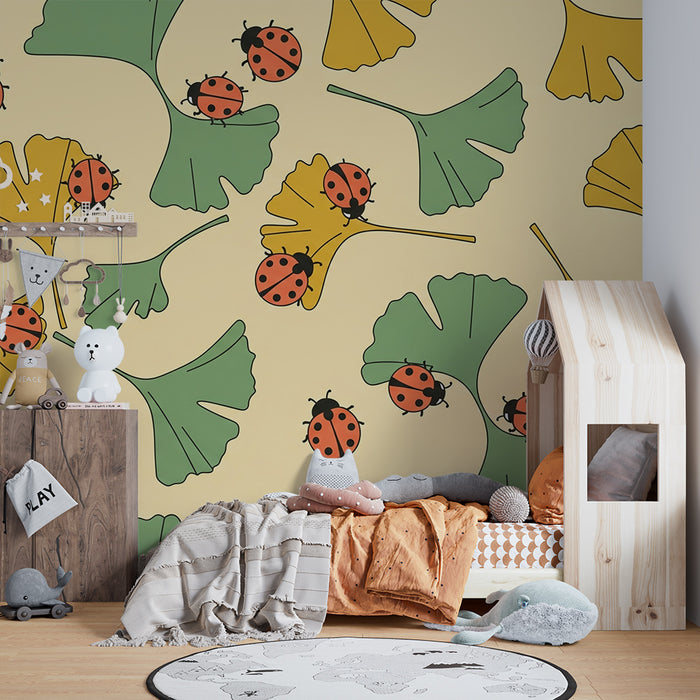 Behang kinderkamer | Vrolijke lieveheersbeestjes en ginkgoblaadjes op zachte achtergrond