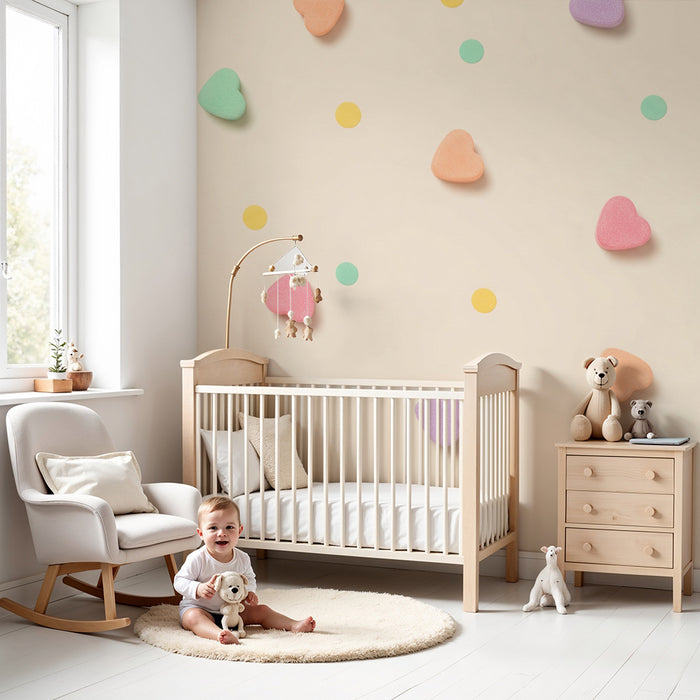 Papel pintado para habitación infantil | Corazones de colores y lunares sobre fondo suave