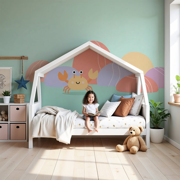 Babyzimmer Tapete | Fröhliche Krabbe und bunte Muscheln auf pastellfarbenem Hintergrund