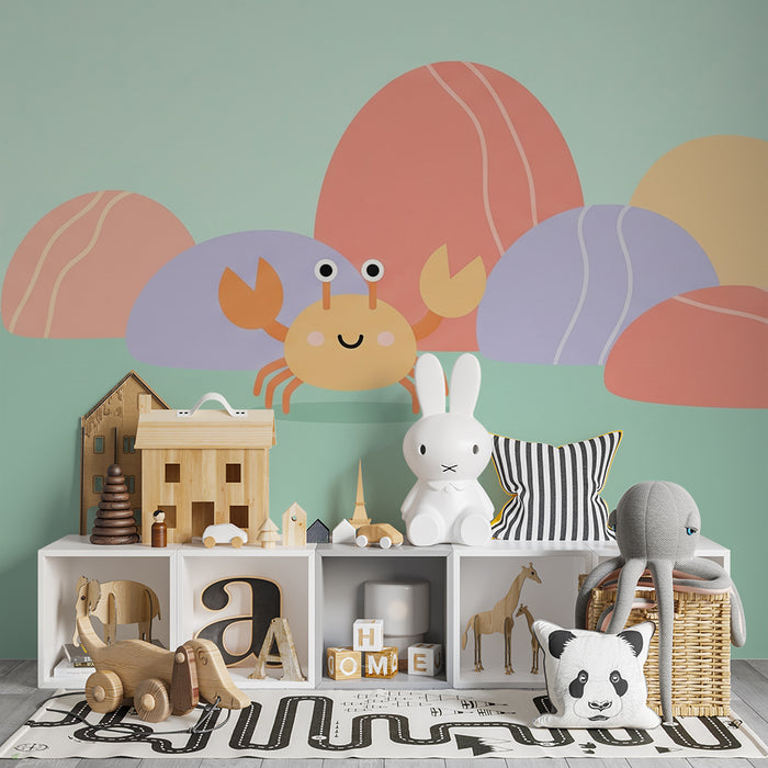 Babyzimmer Tapete | Fröhliche Krabbe und bunte Muscheln auf pastellfarbenem Hintergrund