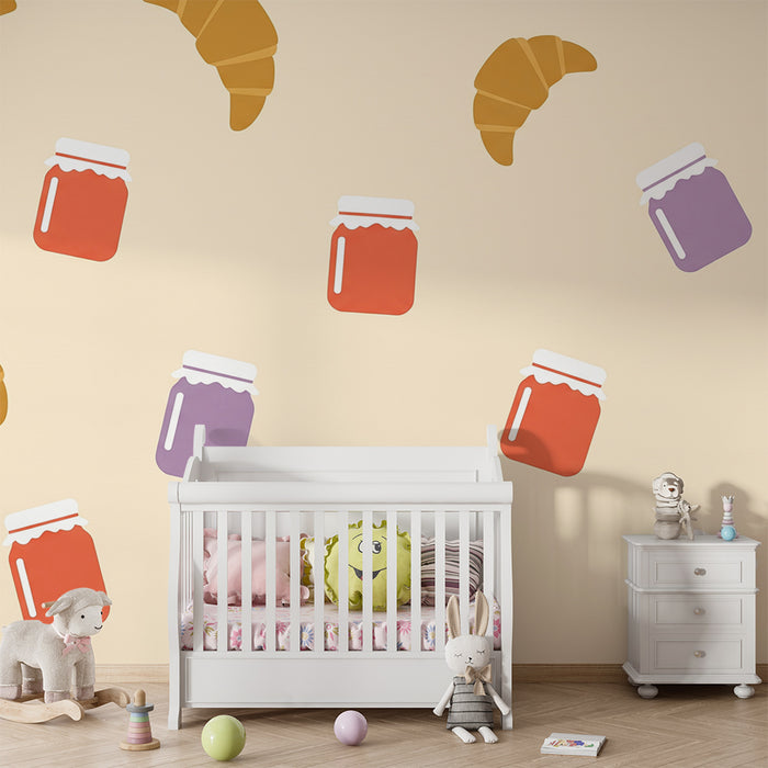 Papel de parede para quarto de bebé | Croissants e frascos de compota coloridos sobre fundo suave