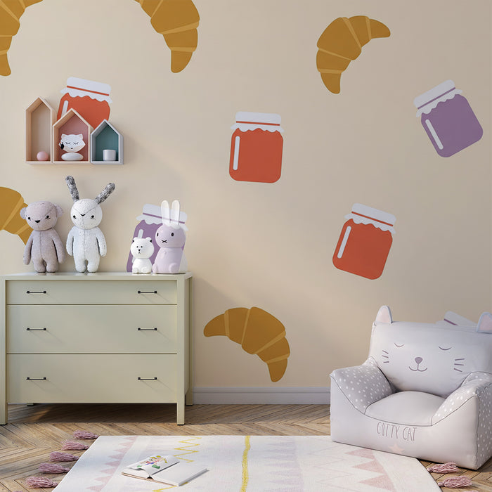 Papel de parede para quarto de bebé | Croissants e frascos de compota coloridos sobre fundo suave