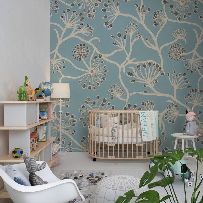 Papel de parede para quarto de bebé | Decoração floral delicada sobre fundo azul suave