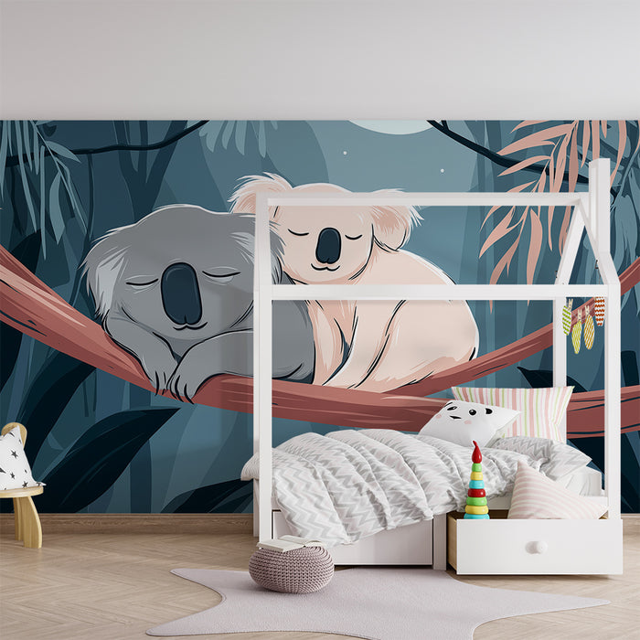 Babyzimmer Tapete | Zwei schlafende Koalas auf einem Ast in einem beruhigenden Dschungel