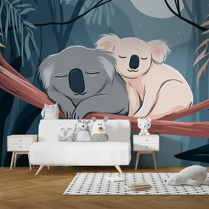 Babyzimmer Tapete | Zwei schlafende Koalas auf einem Ast in einem beruhigenden Dschungel
