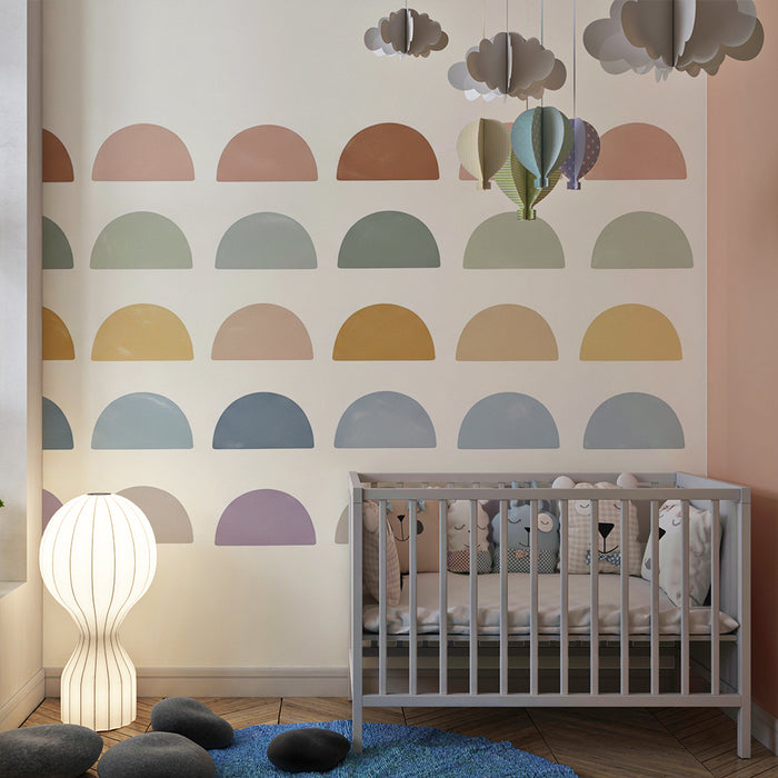 Babyzimmer Tapete | Sanfte bunte Halbkugeln auf hellem Hintergrund