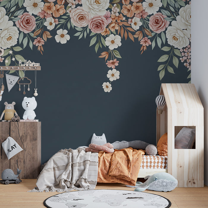 Barntapet | Eleganta pastellblommor på en mörkblå bakgrund