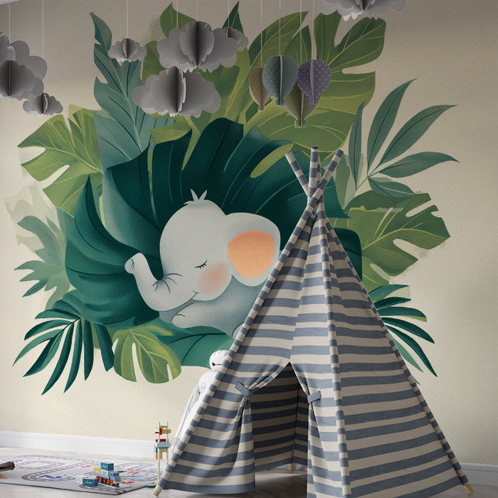 Papier peint chambre bébé | Éléphant endormi au milieu des feuilles tropicales