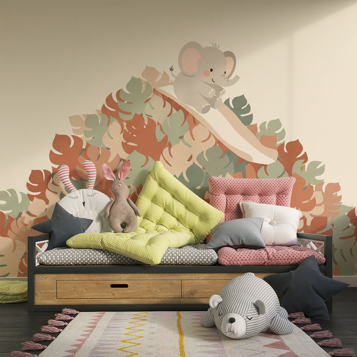 Papier peint chambre bébé | Éléphant ludique sur un tas de feuilles tropicales