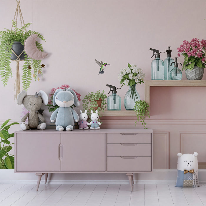 Χαρτί τοίχου δωματίου μωρού | Ανθισμένα ράφια και κρεμαστά φυτά σε ροζ φόντο