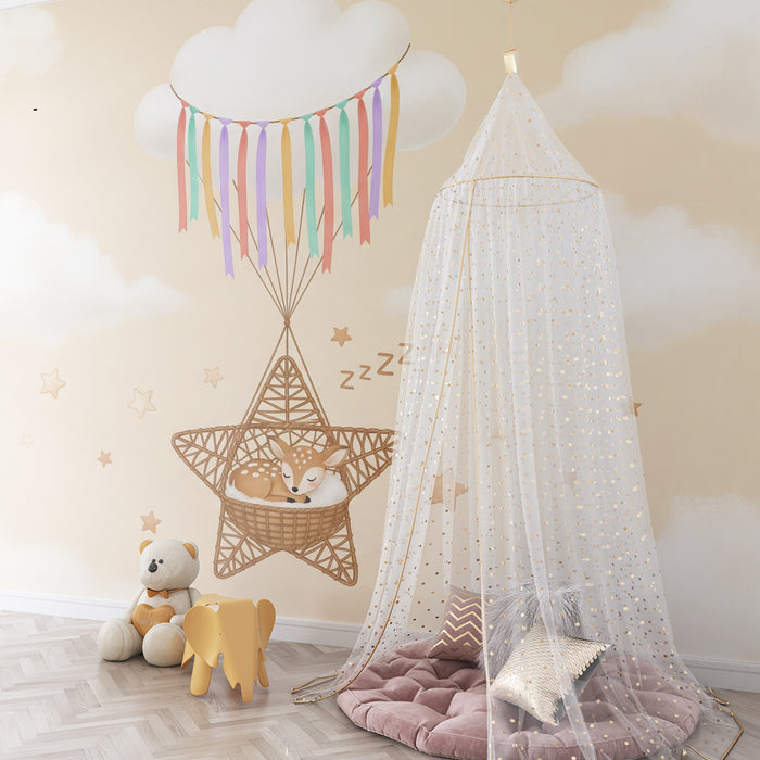 Papier peint chambre bébé | Étoile suspendue avec un faon endormi et des nuages doux