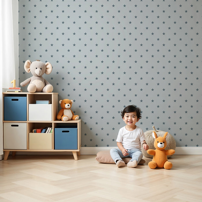 Papel de parede para quarto de bebé | Estrelas cinzentas sobre fundo claro para um ambiente suave