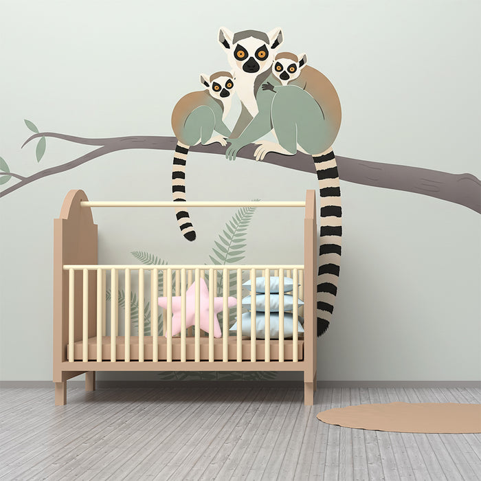 Papier peint chambre bébé | Famille de lémuriens sur une branche avec feuillage délicat