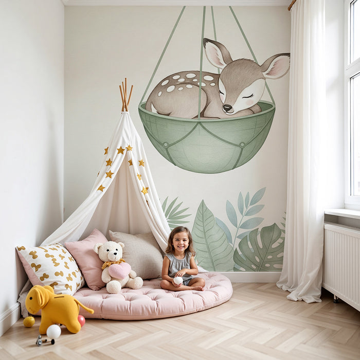 Papier peint chambre bébé | Faon endormi dans un panier suspendu
