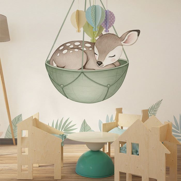 Papier peint chambre bébé | Faon endormi dans un panier suspendu