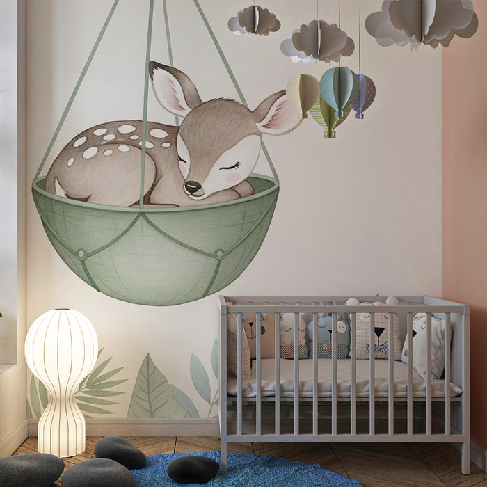 Papier peint chambre bébé | Faon endormi dans un panier suspendu