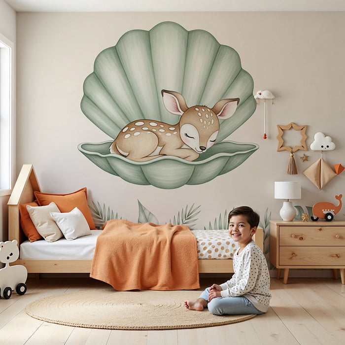 Papier peint chambre bébé | Faon endormi dans une coquille avec des fleurs tropicales