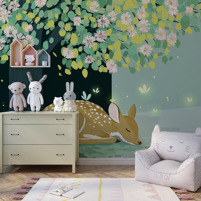 Lastenhuoneen tapetti | Uninen hirvi istuu kukkivan puun alla, jossa on tulikärpäsiä