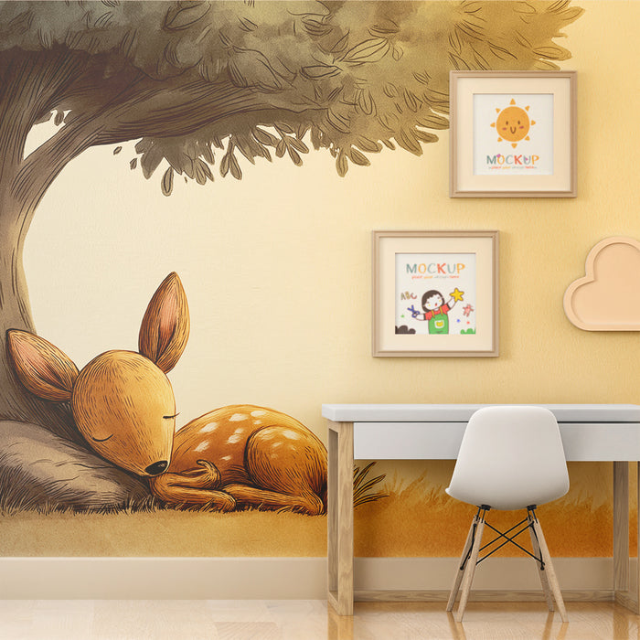 Barntapet | Sovande fawn under ett fridfullt träd