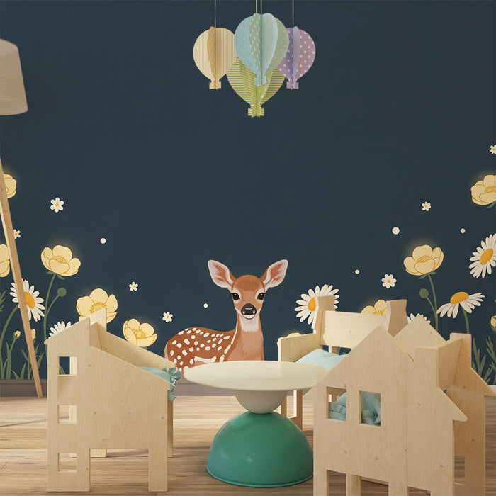 Χαριτωμένο ελάφι ανάμεσα σε κίτρινα και λευκά λουλούδια