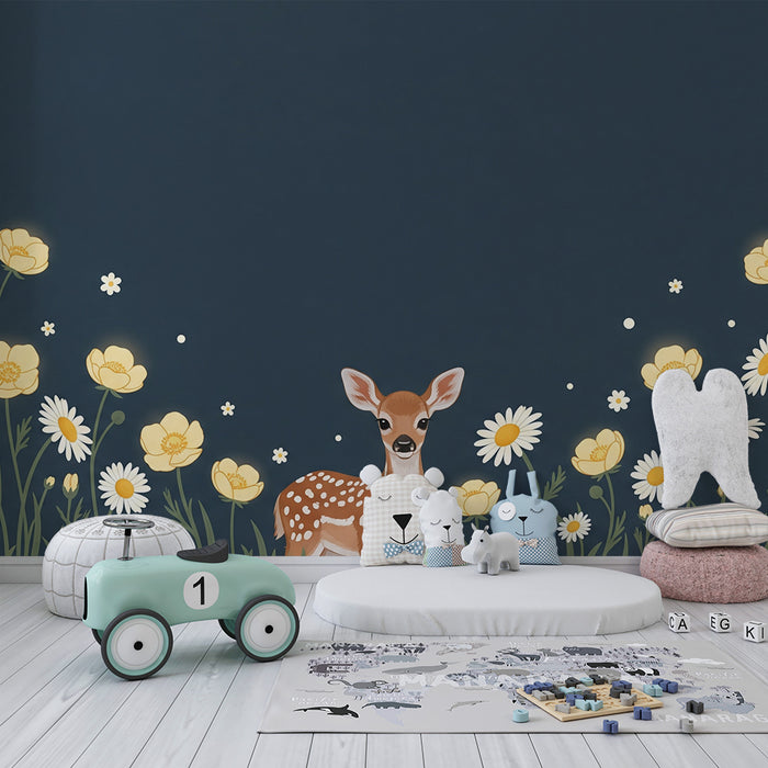 Χαριτωμένο ελάφι ανάμεσα σε κίτρινα και λευκά λουλούδια