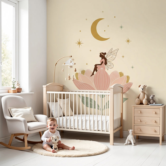 Papier peint chambre bébé | Fée délicate sur une fleur de pivoine sous la lune