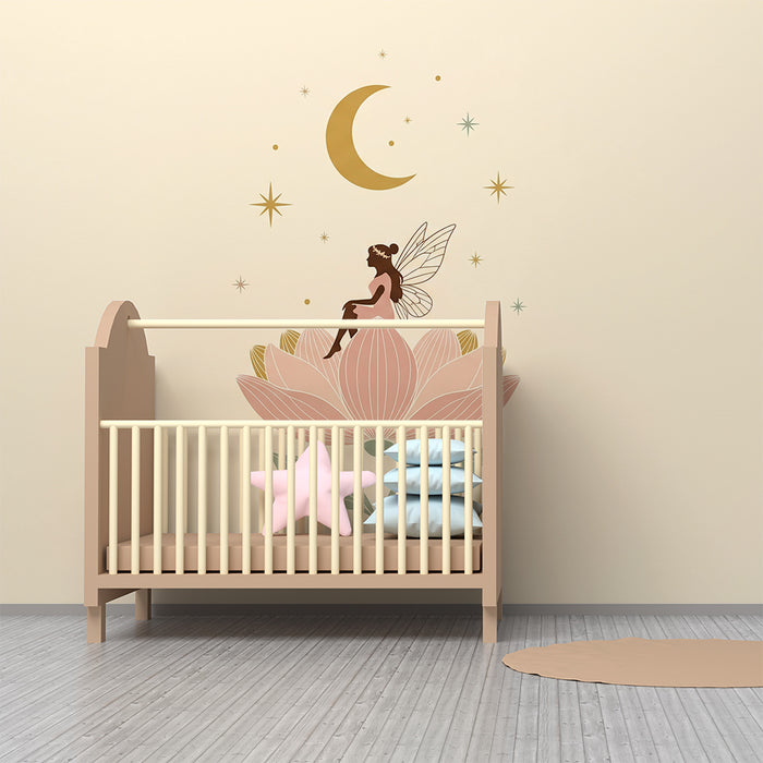 Papier peint chambre bébé | Fée délicate sur une fleur de pivoine sous la lune