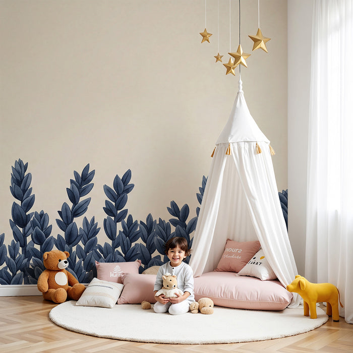 Børneværelse tapet | Marineblåt løv på blød flødefarvet baggrund