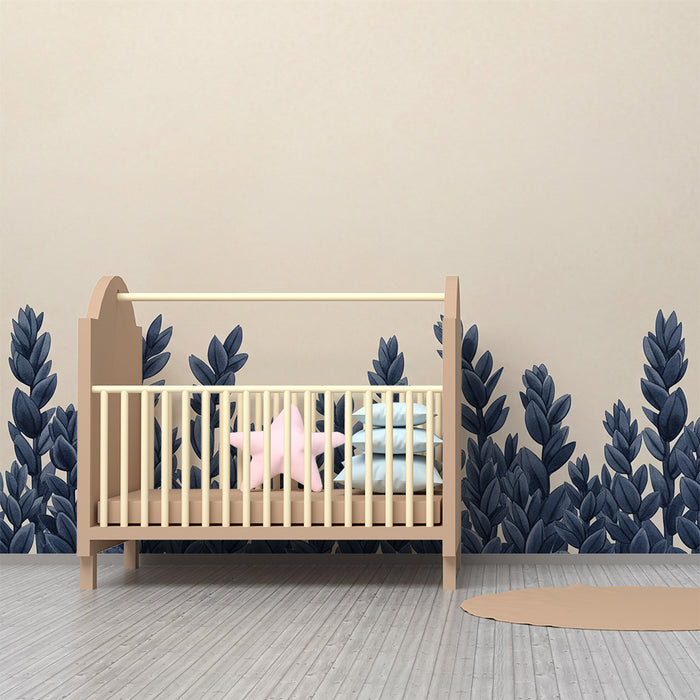 Børneværelse tapet | Marineblåt løv på blød flødefarvet baggrund