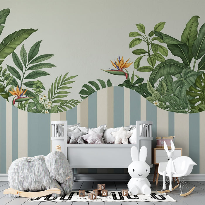 Papel de parede para quarto de bebé | Foliagem tropical e riscas suaves