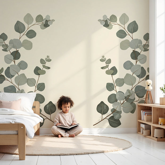 Papel de parede para quarto de bebé | Folhas delicadas de eucalipto sobre fundo suave