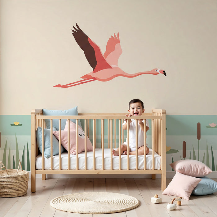 Babyzimmer Tapete | Flamingo im Flug über einem ruhigen Teich