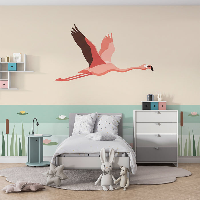 Babyzimmer Tapete | Flamingo im Flug über einem ruhigen Teich
