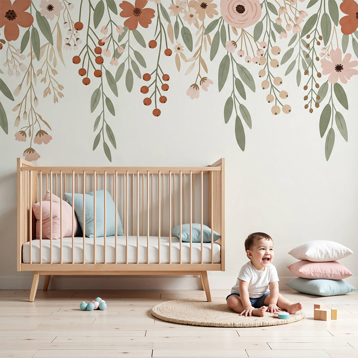 Babyzimmer Tapete | Zarte Blumen und sanftes Laub auf hellem Hintergrund