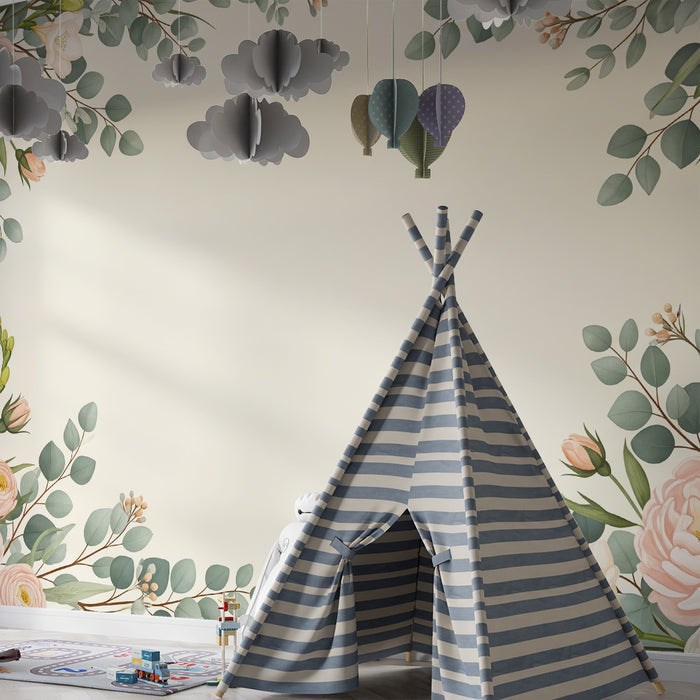 Barntapet | Delikata blommor och mjuka löv på krämig bakgrund