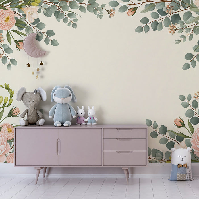 Barntapet | Delikata blommor och mjuka löv på krämig bakgrund