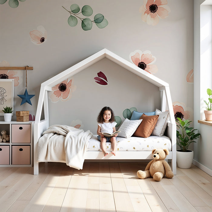 Barntapet | Delikata blommor och mjuka löv på neutral bakgrund