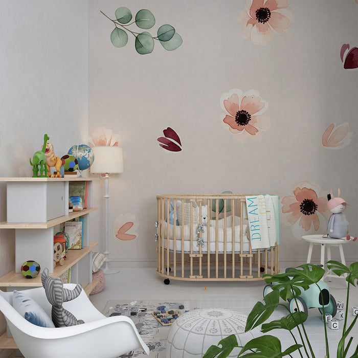 Barntapet | Delikata blommor och mjuka löv på neutral bakgrund