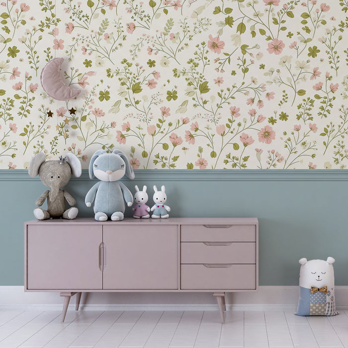 Papel de parede para quarto de bebé | Flores delicadas e folhagem pastel sobre fundo claro