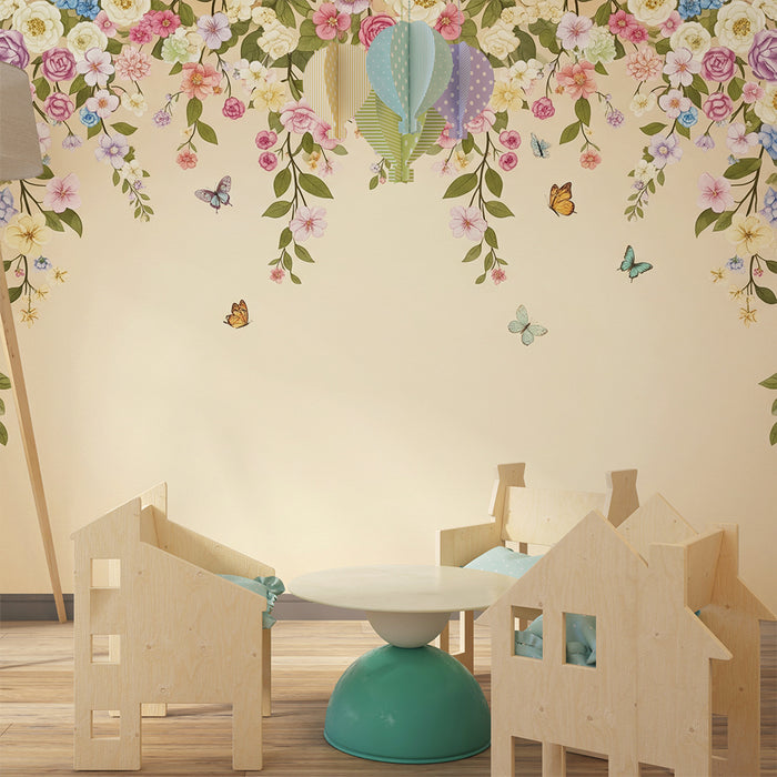 Babykamer behang | Delicate bloemen en kleurrijke vlinders op een zachte achtergrond
