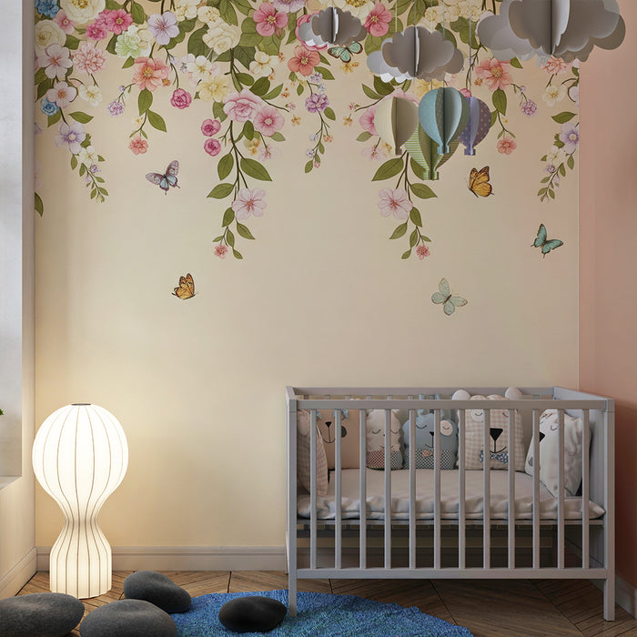 Babykamer behang | Delicate bloemen en kleurrijke vlinders op een zachte achtergrond