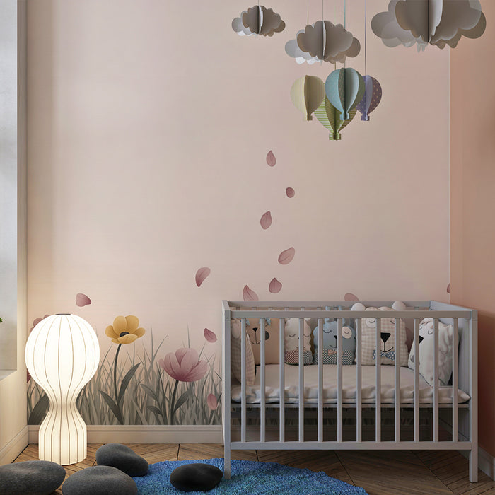 Papier peint chambre bébé | Fleurs délicates et pétales flottants sur fond doux