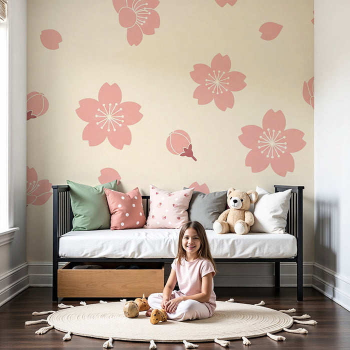 Lastenhuoneen tapetti | Herkät kukat ja vaaleanpunaiset terälehdet kermaisella taustalla