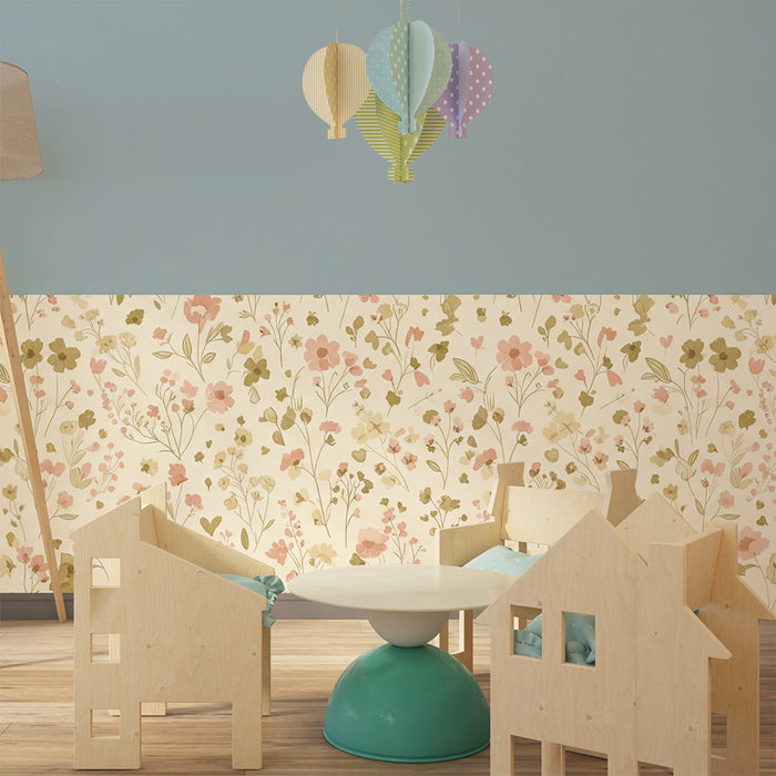 Papier peint chambre bébé | Fleurs délicates sur fond crème avec touche de bleu