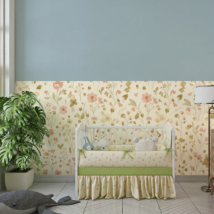 Papier peint chambre bébé | Fleurs délicates sur fond crème avec touche de bleu